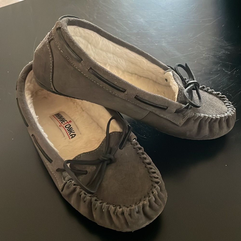 Minnetonka Grey Moccasin Shoe Sz 7 Leather Tie Exterior Side Front Sherpa Lining - Picture 3 of 13